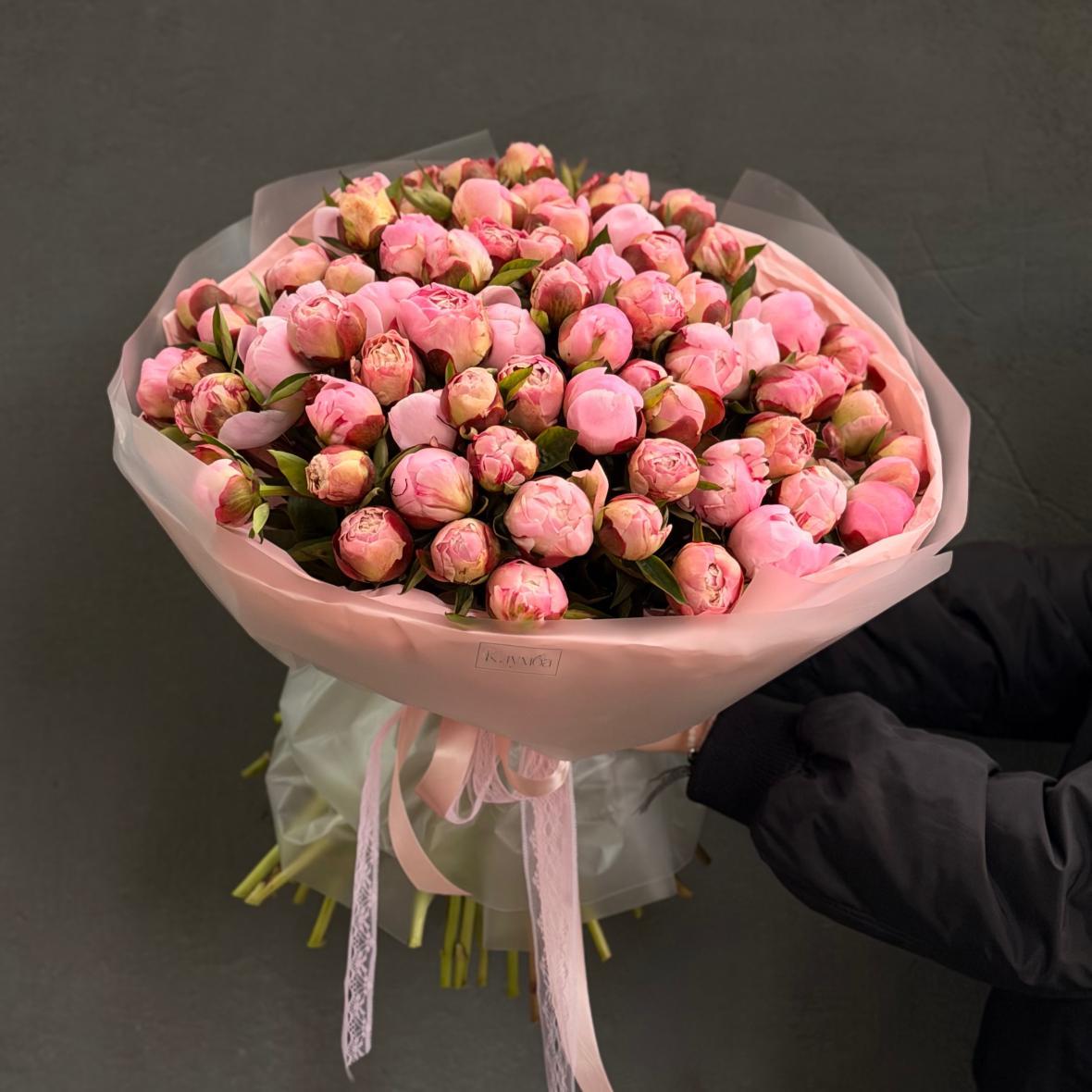 Розовые пионы 67 шт